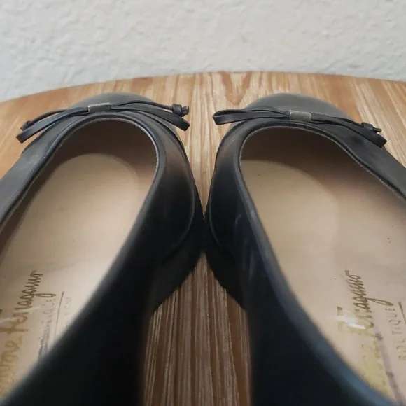 SALVATORE FERRAGAMO Classic Vara Black/Black Patent Bow Pump - Picture 10 of 12